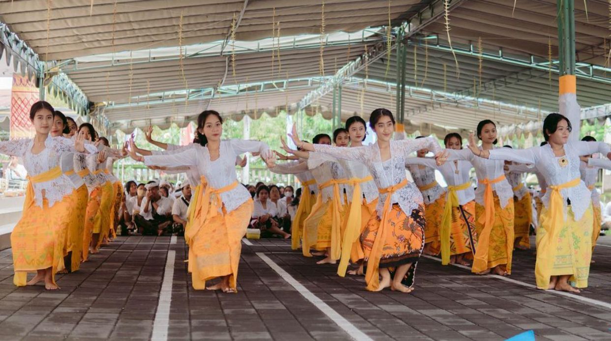 Partisipasi Ukm Tari Dalam Kegiatan Upacara Saraswati Itb Stikom Bali